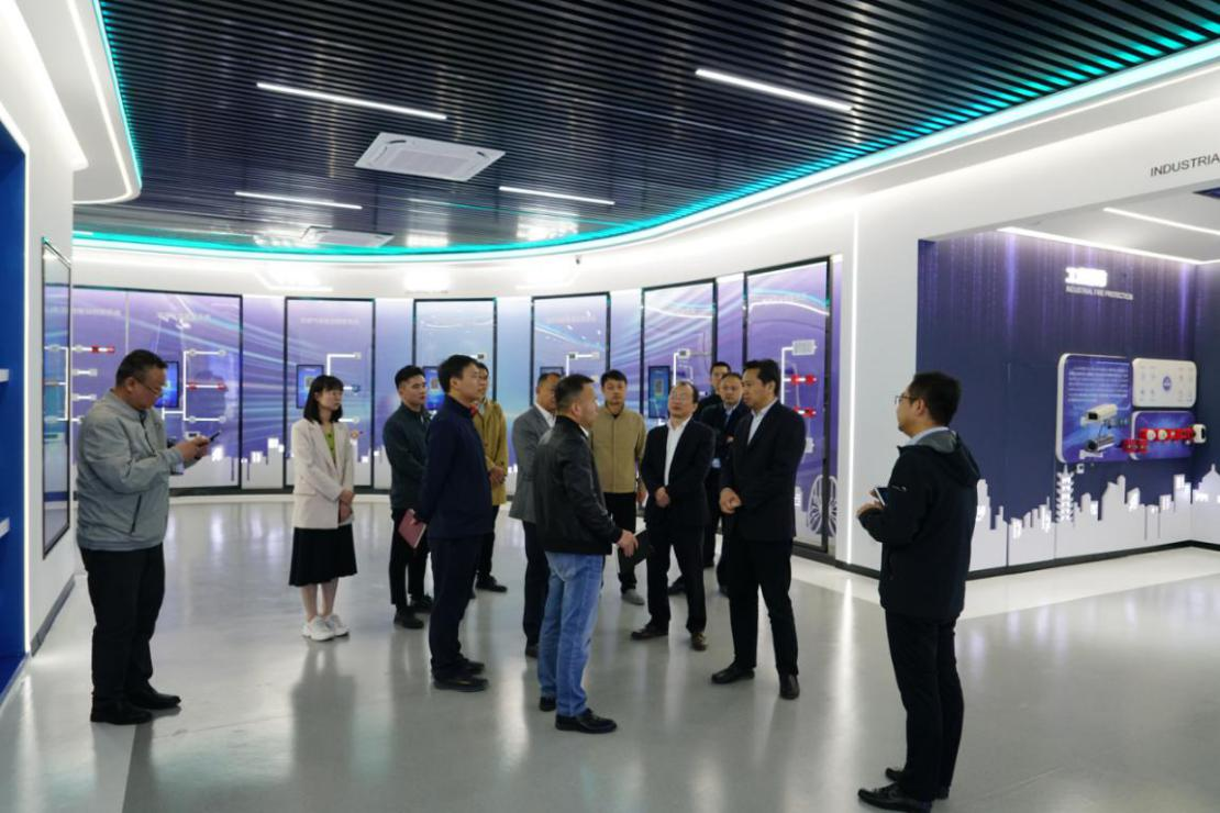 安徽省數(shù)據(jù)資源管理局黨組成員、副局長 王愛學(xué)一行調(diào)研依愛消防