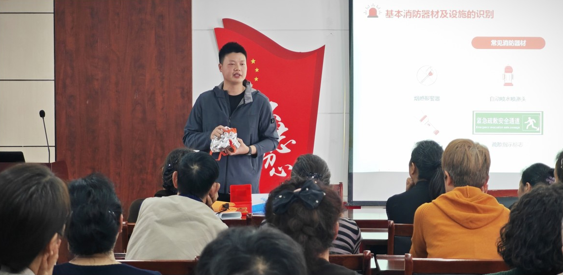 依愛消防重陽進社區(qū)，金秋慰問情暖夕陽紅